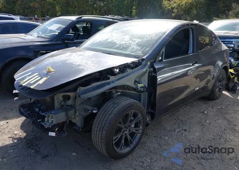 2024 Tesla Model Y Long Range Dual Motor All-Wheel Drive z USA, uszkodzony, nr VIN 7SAYGDEE6RA299129